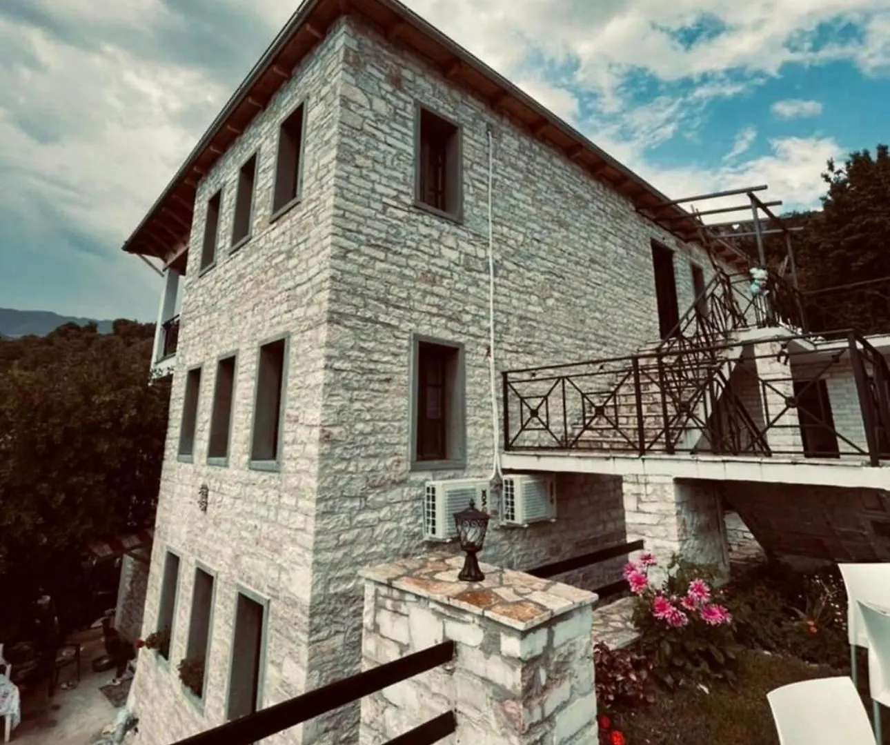 Bujtina Maria Hotel Gjirokaster 4*,
